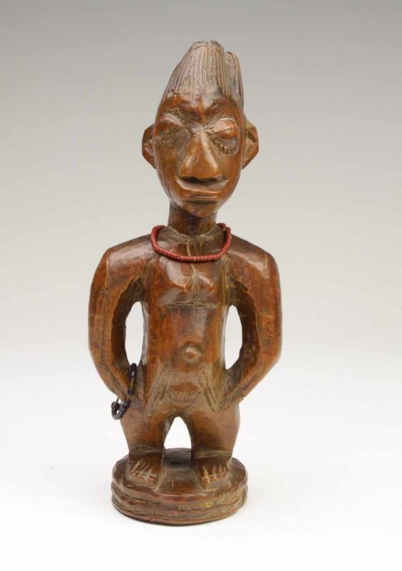 Nigeria, Yoruba, vrouwelijk tweelingfiguur; met rode kralenketting en met gebruikspatina en resten