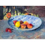 Alice Ronner (1857-1957) Stilleven met fruit op een porseleinen schotel board, gesign. l.o.. '52, 48