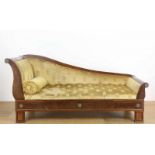 Mahoniehouten chaise longue, 19e eeuw, met neerklapbare zijde, gele velours stoffering en