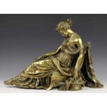 Bronzen sculptuur, 19e eeuw, Klassiek vrouwfiguur op stoel bij mand met eieren (bovendeel
