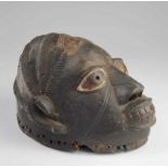 Nigeria, Yoruba, houten Gelede masker met bolle ogen, grote getuite mond met rijen tanden. Met