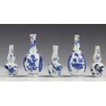 China, vijf blauw-wit porseleinen poppenhuisvaasjes, Kangxi, drie kalebasvormig met decor van zotjes