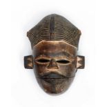 Nigeria, Ogoni, houten masker, met beweegbare kaak, haardracht in banen en twee opstaande punten,