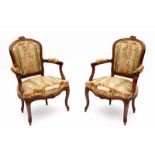 Paar notenhouten fauteuils, Louis XV, met gestoken bloemen, manchettes en gebloemde stoffering