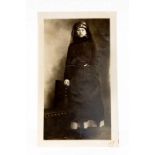 Foto Mata Hari dag der arrestatie, 13 februari 1917 h. 15 x b. 8,5 cm.