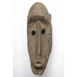 Afrikaans masker in Dogon stijl met lagen korstig patina. h. 48 cm.