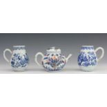 China, paar blauw-wit porseleinen mosterdpotten en geribd Imari trekpotje, 18e eeuw, met decor van