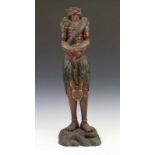 Japan, gestoken, rood gelakt en polychroom houten sculptuur, 19e eeuw; Staande demoon met naga om de