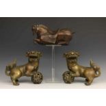 China, paar bronzen kylins en paard, 20e eeuw l. 24 en 29 cm.