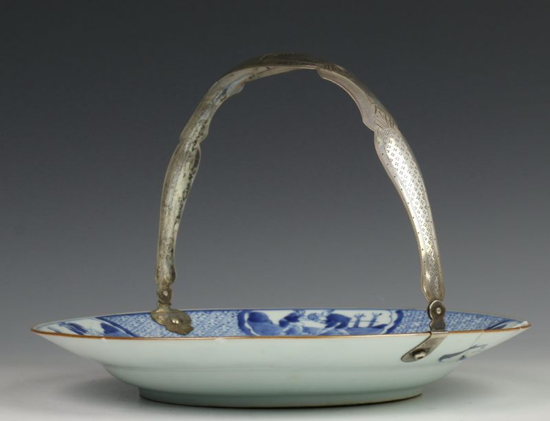 China, blauw-wit porseleinen schotel, Qianlong, met zilveren beugel (defect) diam. 28 cm. - Image 2 of 3