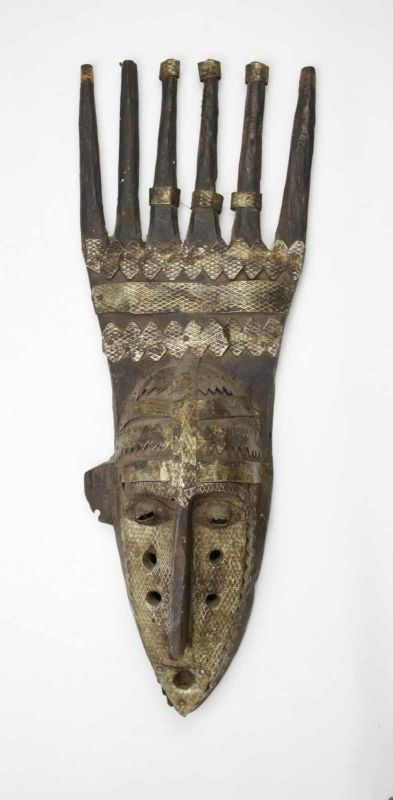 Mali, Bamana, ntomo masker met aluminium strips versierd. h. 58 cm.
