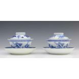 China, paar blauw-wit porseleinen dekselkop en schotels, Qianlong, met Europees decor van Poseidon