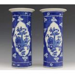 China, paar blauw-wit porseleinen rolvazen, 20e eeuw, met decor van kostbaarheden in cartouches h.