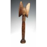Nigeria, Yoruba, houten Shango staf met janusgelaat geflankeerd met gestileerde bliksemschicht. h.
