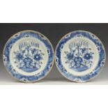 Delft, paar blauw aardewerk schotels en serie van vier borden, eind 18e eeuw (drie beschadigd) diam.