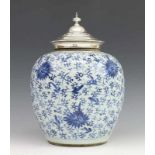 China, blauw-wit porseleinen gemberpot, ca. 1800, met latere Engels zilveren deksel. Op houten