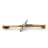 Gouden staafbroche gezet met een briljant geslepen diamant, ca. 0,10crt. en twee parels bruto