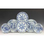 China, drie paar blauw-wit porseleinen borden, Qianlong (w.b. beschadigd) 17-23 cm.