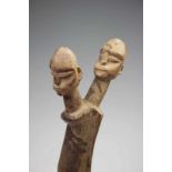 Burkina Faso, Lobi, dubbel figuur; staand figuur met dubbel hoofd. Met resten van offering. h. 47