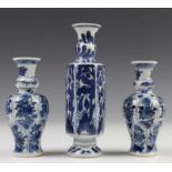 China, blauw-wit porseleinen kantige miniatuur vaas en paar vazen, Kangxi, met uitlopende hals en