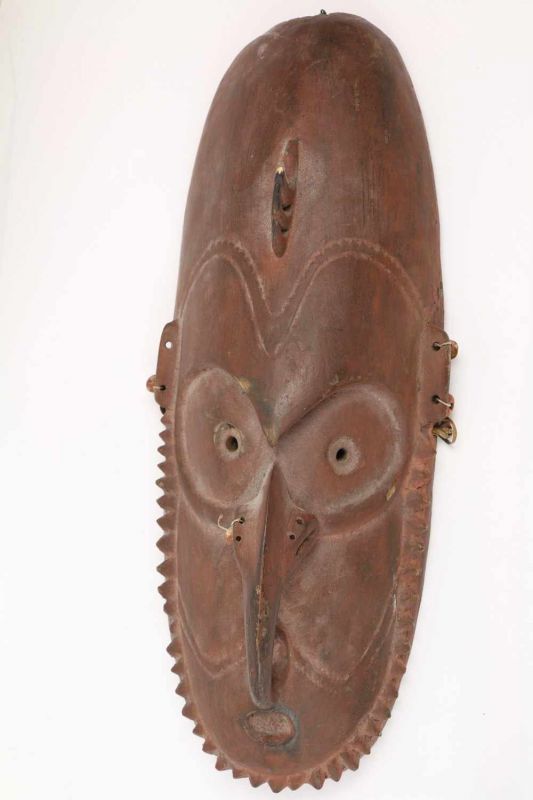 PNG, Ramu, houten masker met snavelneus, gekartelde baard en beschildering in rood. h. 50 cm.