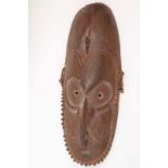 PNG, Ramu, houten masker met snavelneus, gekartelde baard en beschildering in rood. h. 50 cm.