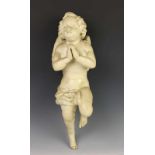 Gestoken houten putto, Barok, 18e eeuw; Putto, wit gelakt l. 50 cm.