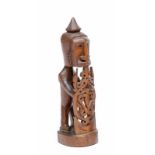 Papua, Teluk Cenderawasih, Korwar, staand voorouderfiguur, ca. 1900 staand voor schild met twee