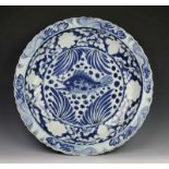 China, kapitale blauw-wit porseleinen schotel in Ming stijl met decor van karper in plat en