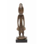 Nigeria, Yoruba, staand figuur met twee kalebassen in handen. h. 33 cm.