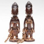 Nigeria, Yoruba, Igbomina, Ibeji paar; man en vrouw figuur met haardracht in vier opgebonden