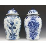 China, paar blauw-wit porseleinen dekselvazen, 20e eeuw, met decor van lotussen h. 51 cm.