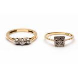 Twee gouden ringen Eén rijring, gezet met drie oud slijpsel diamanten. Eén met vierkante