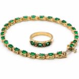 Gouden rivière armband en bijpassende rijring beiden gezet met ovale gefacetteerde smaragden