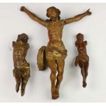 Drie gestoken houten crucifixen, 18e eeuw l. 22-40 cm.