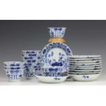 China, serie van elf blauw-wit porseleinen kop en schotels, 19e eeuw