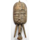 Senufo, houten object; groot gelaat op klein figuur. Met resten van offering. (voet besch.) h. 69