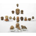Midden Amerika, zestien aardewerk figuurtjes, 400 v.Chr.-900 n. Chr. h. 3 tot 8,5 cm.