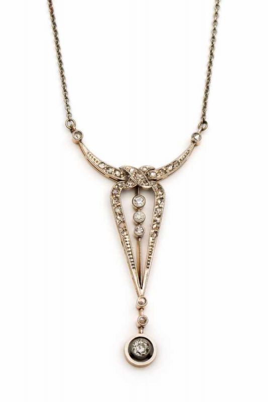 Gouden en zilveren collier, ca 1920. Middenstuk met sierlijke vormen, gezet met briljant en kleine