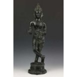 India, bronzen sculptuur, 20e eeuw; Staande bodhisatva h. 50 cm.