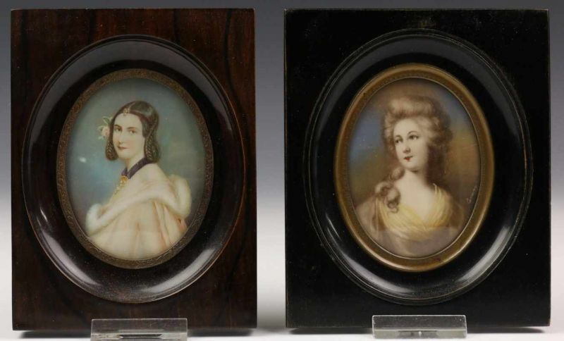 Paar portretminiaturen op ivoor; twee portretten van dames. Gesigneerd, een in palisanderhouten