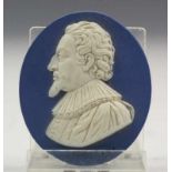 Wedgwood, blauw jasperware ovale plaquette, met portret van Hugo Grotius en-profiel 5,5 x 4,5 cm.