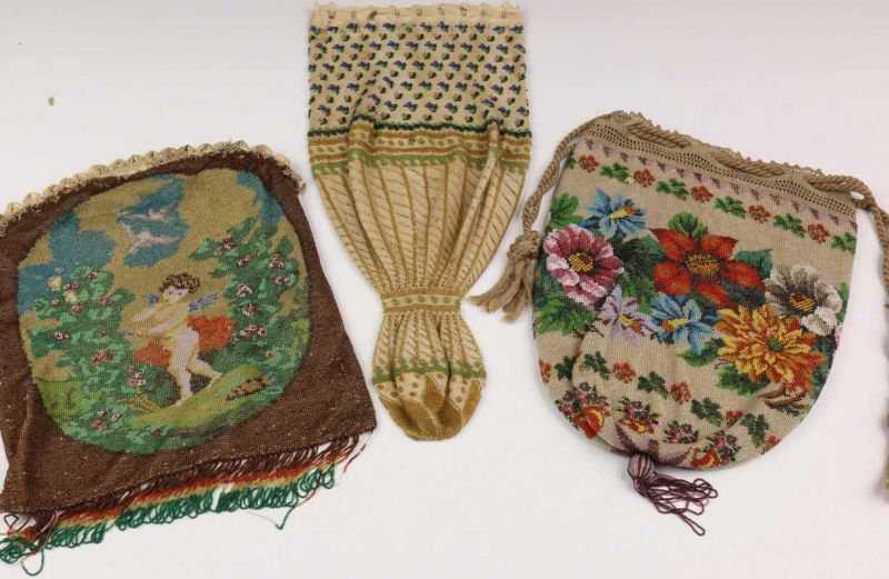 Drie damestasjes, ca. 1930, met geborduurde kralen voorstellingen van bloemen, engeltjes en