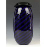 Murano, glazen vaas, ontwerp Cesare Toro met spiraalvormige banen in blauw-zwart. Met uitlopende