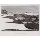 Richard Long (geb. 1945) 'Throwing snow into a circle' druk, mogelijk gesign. verso, 40 x 50 cm.