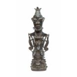Nigeria, Ogboni, koperlegering sculptuur van Onile, gezeten vrouwfiguur op belvorm met dubbel