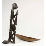 Asmat, houten dubbelfiguur en Sepik, houten bakje h. 50 en 49 cm.