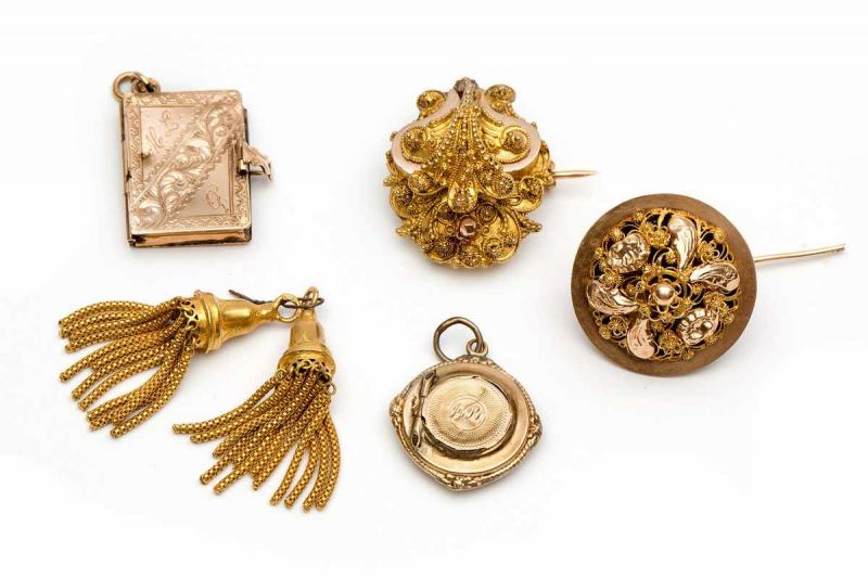14krt. Gouden broche, hoedenspeld , twee medaillons en twee kwastjes, 19e eeuw. Broche en