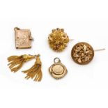 14krt. Gouden broche, hoedenspeld , twee medaillons en twee kwastjes, 19e eeuw. Broche en