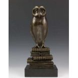 Bronzen sculptuur; Uil op boeken h. 29 cm.